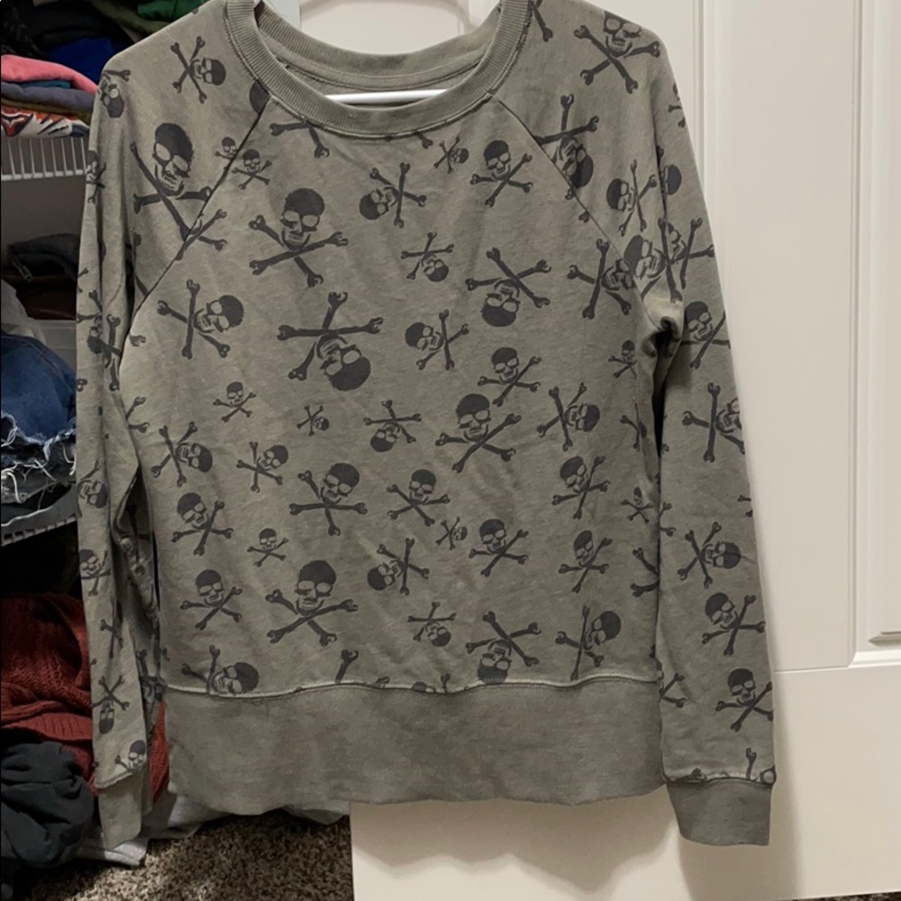 Skull sweater NWOT